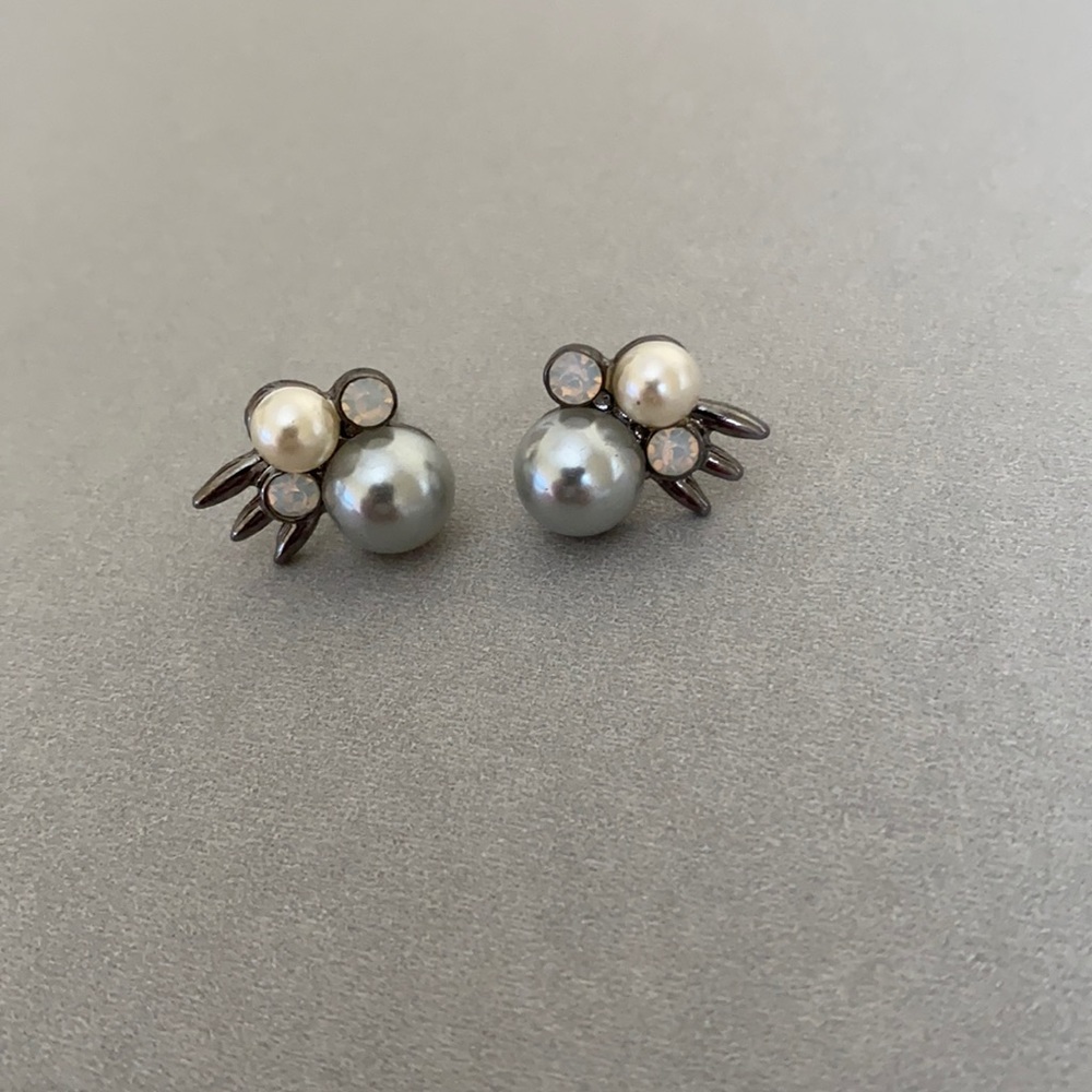 Gun metal and pearl post earrings